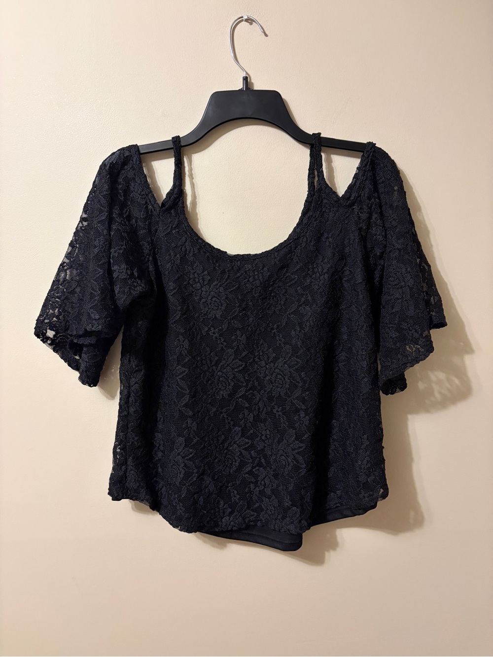 Discreet Black Lace Cold-Shoulder Blouse Women’s Medium